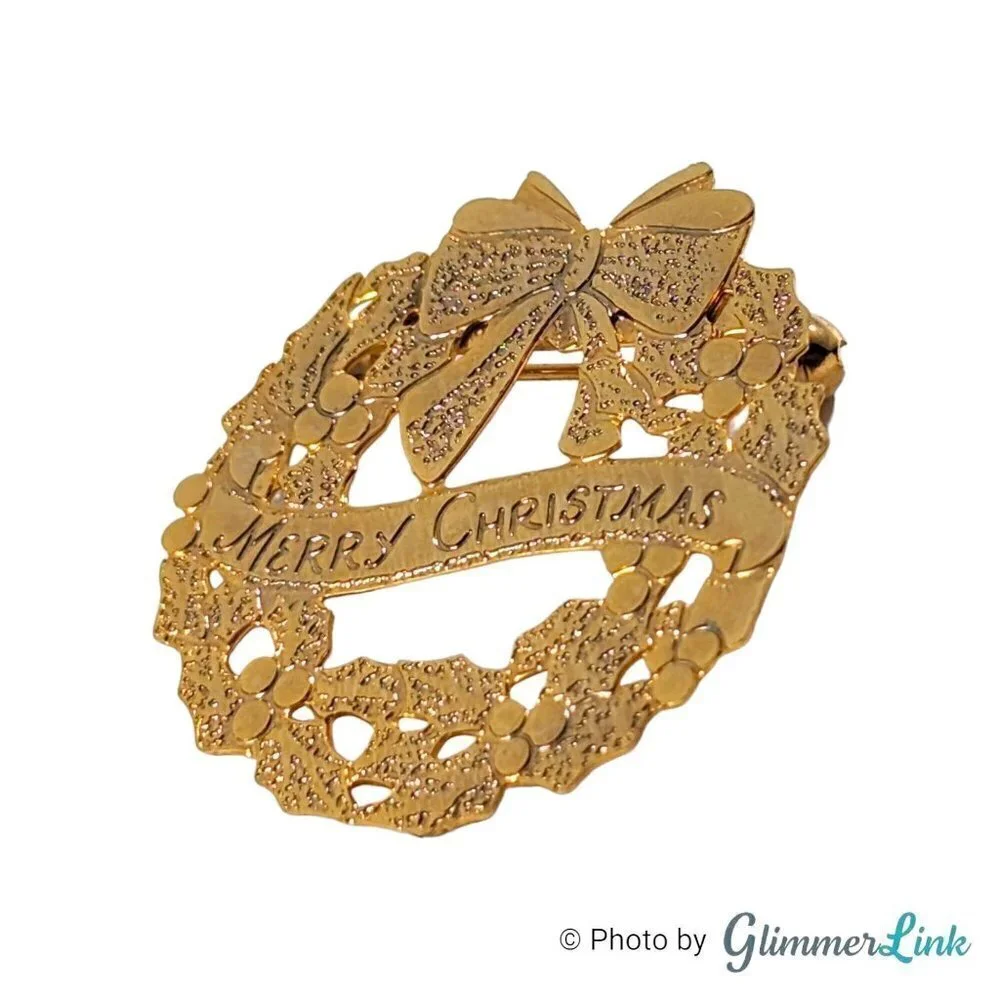 Vintage Flat Etched Merry Christmas Wreath Gold Tone Brooch